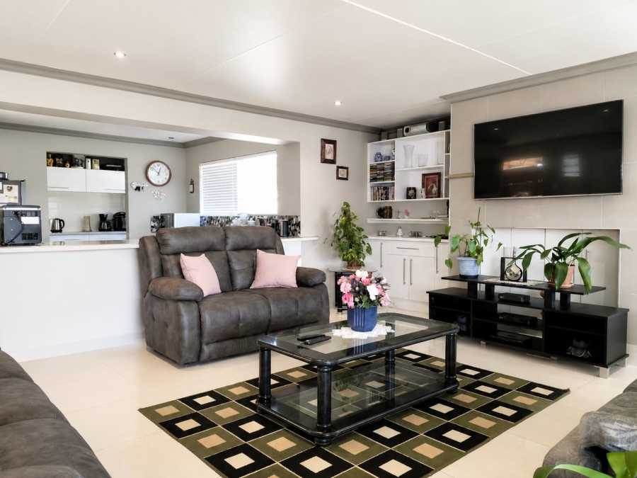 3 Bedroom Property for Sale in Reebok Western Cape